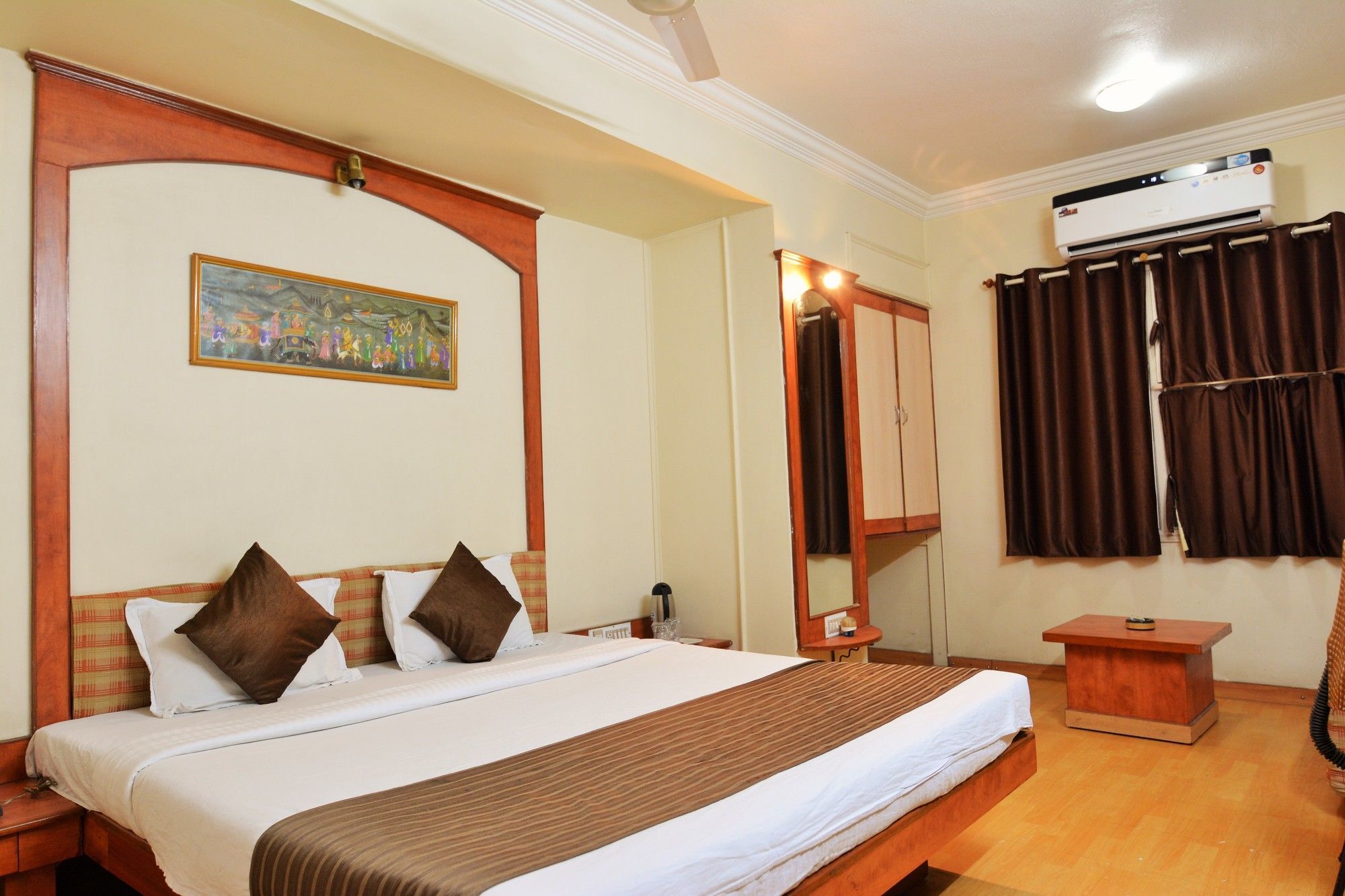 Hotel Sahaj Palace Ахмедабад Экстерьер фото